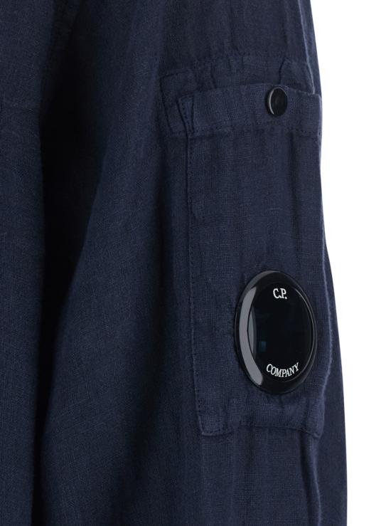  씨피 컴퍼니 긴팔 셔츠 클래식 칼라와 소매에 로고 플레이트가 있는 C.P. 회사 , 린넨 블루 색상 - C.P. COMPANY