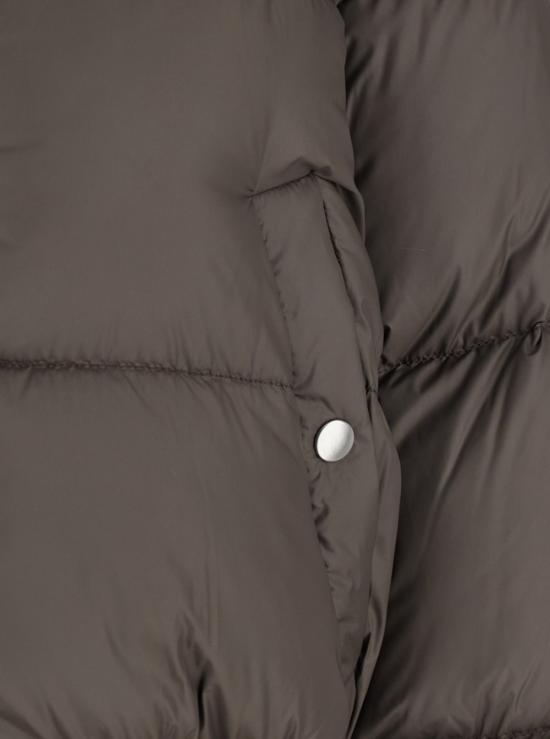  릭 오웬스 숏패딩 다운 재킷, 크롭 디자인, 고정형 후드, 기능성 원단, 브라운 색상 - RICK OWENS