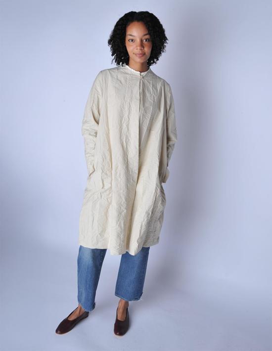  아푼토비 코트 러플 칼라가 있는 푼토 B 카푸치노 롱