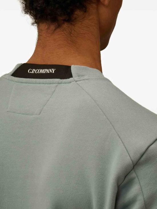 26SS 씨피 컴퍼니 다이애그널 레이즈드 플리스 크루넥 렌즈 스웨트셔츠 20CMSS713A005086W809 Light Grey - C.P. COMPANY