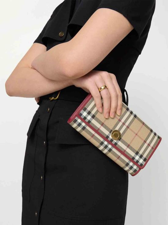 26SS 버버리 체크 체인 스트랩 지갑 8116321B9724 Black - BURBERRY