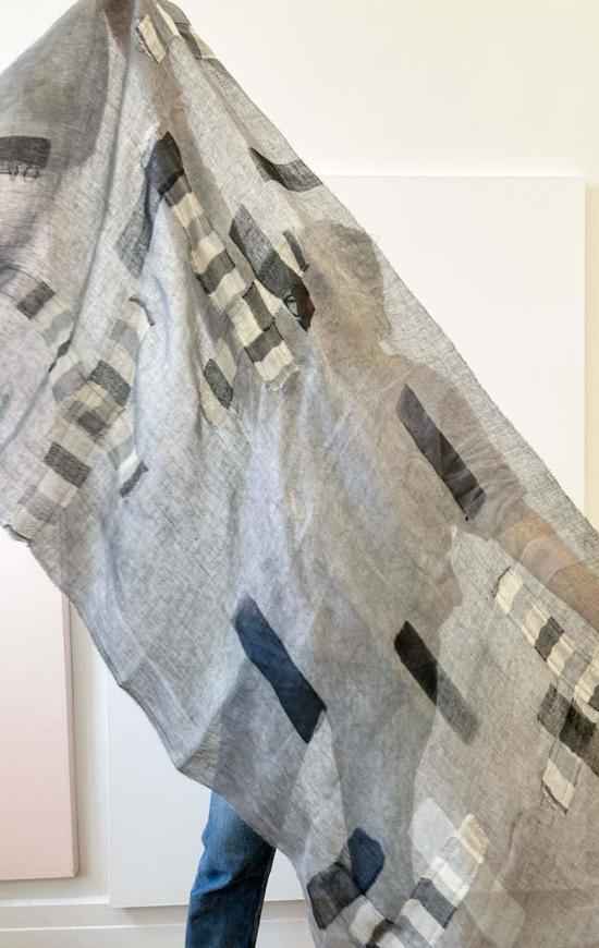  익스퀴짓 제이 머플러/스카프 정교한 J 핸드페인팅 린넨 스카프 - EXQUISITE J