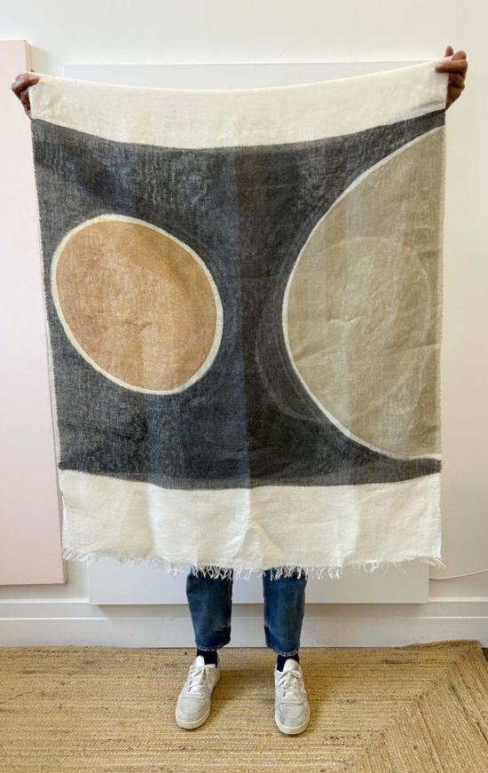  익스퀴짓 제이 머플러/스카프 정교한 J 클레이 서클 핸드페인팅 린넨 스카프 - EXQUISITE J