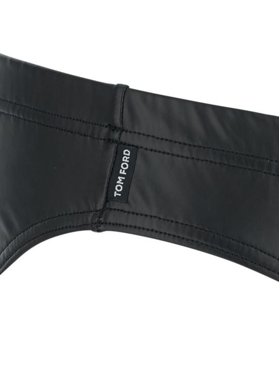  톰포드 스윔팬츠 톰 포드 브리프, 인조 가죽 및 라미네이트 저지 디테일, 비치웨어 블랙 - TOMFORD