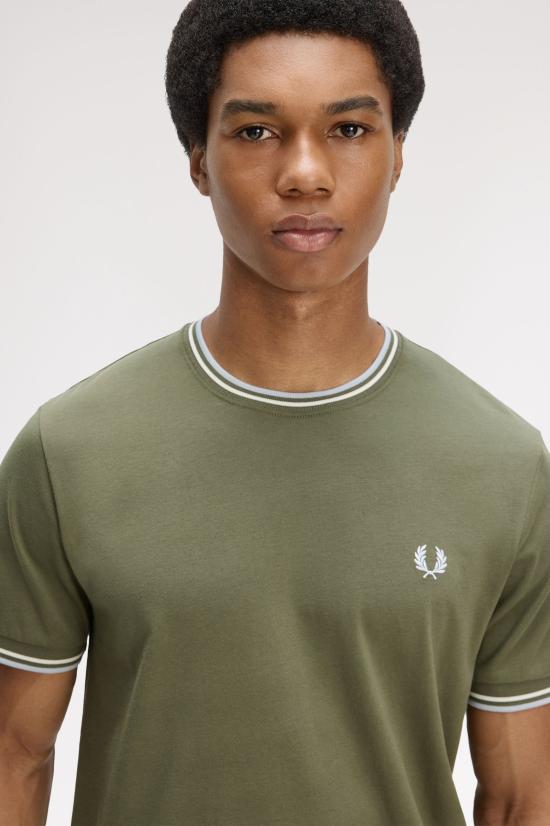 26SS 프레드페리 반팔 티셔츠 M1588 87B Lwgrn ecru dskbl - FRED PERRY