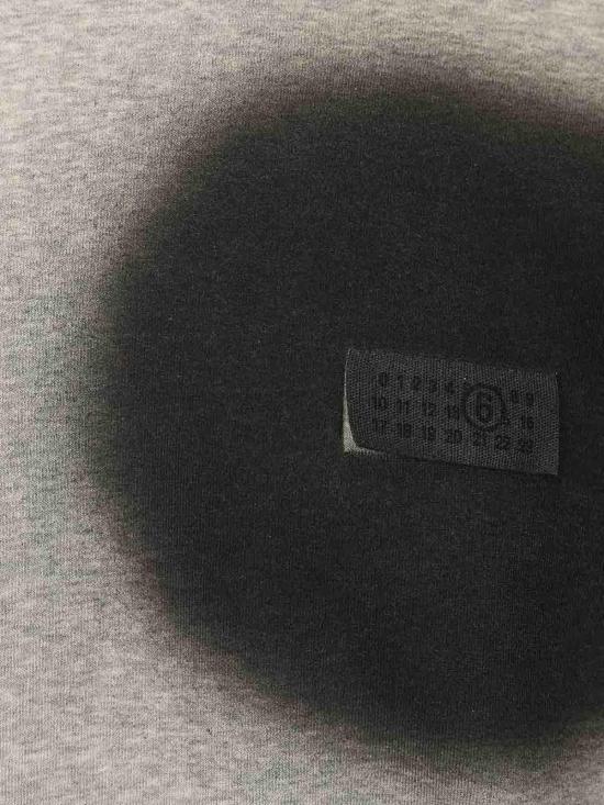 26SS MM6 메종마르지엘라 스프레이 프린트 스웨트셔츠 SH0GU0037M25013857M Grey - MM6 MAISON MARGIELA