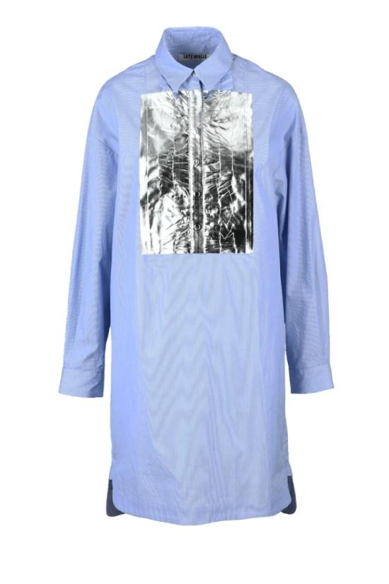  Lutz Huelle 셔츠 연한 파란색 셔츠에 은색 메탈릭 패널이 있습니다.