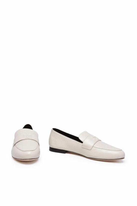 25SS 토리버치 플랫 슈즈 세련된 실루엣의 화이트 가죽 로퍼 - TORY BURCH