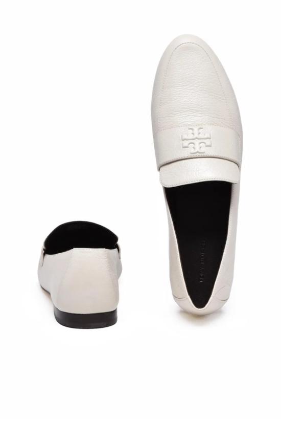 25SS 토리버치 플랫 슈즈 세련된 실루엣의 화이트 가죽 로퍼 - TORY BURCH