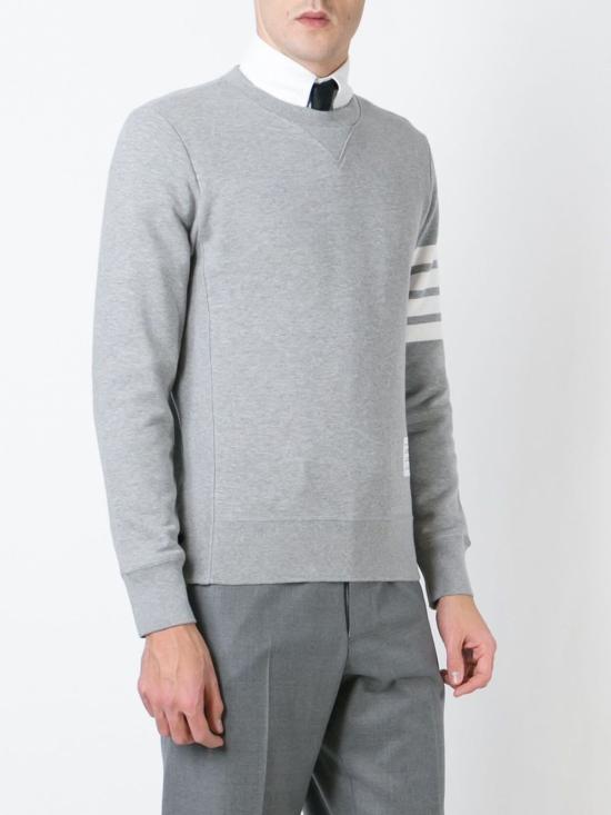  톰브라운 스웨터 톰 브라운 4바 스트라이프 루프백 코튼  라이트 그레이 - THOM BROWNE
