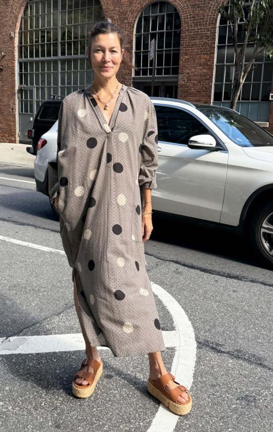  투 롱 원피스 두 가지 천연 염색 다부 도트 카프탄 그레이/화이트/블랙 - TWO