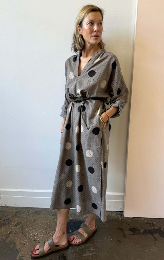  투 롱 원피스 두 가지 천연 염색 다부 도트 카프탄 그레이/화이트/블랙 - TWO