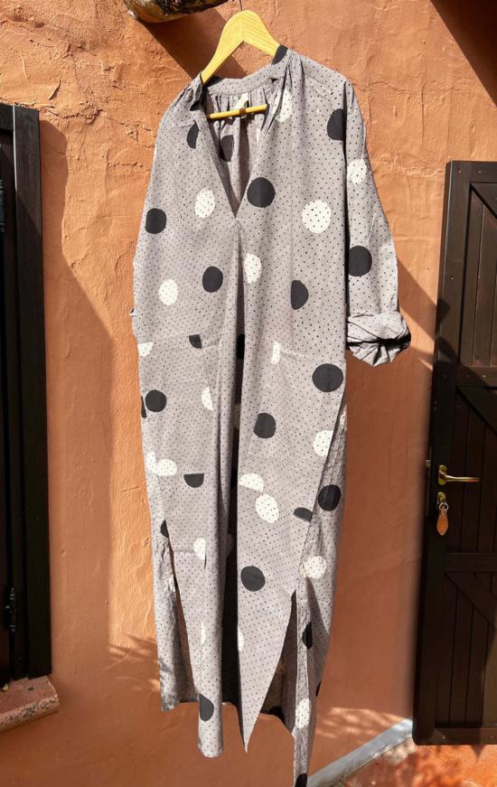  투 롱 원피스 두 가지 천연 염색 다부 도트 카프탄 그레이/화이트/블랙 - TWO