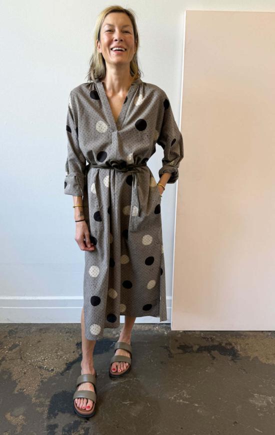  투 롱 원피스 두 가지 천연 염색 다부 도트 카프탄 그레이/화이트/블랙 - TWO