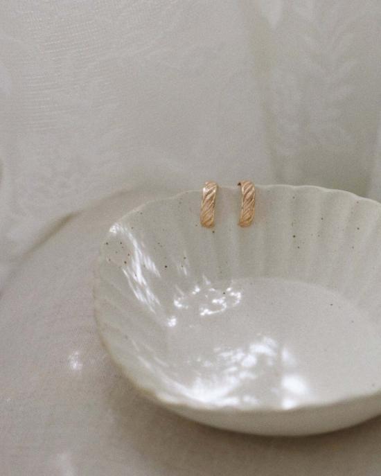  The Langley Co. 이어링 랭글리 컴퍼니 크루아상 후프 귀걸이 14k 골드 필드 - OTHER BRANDS