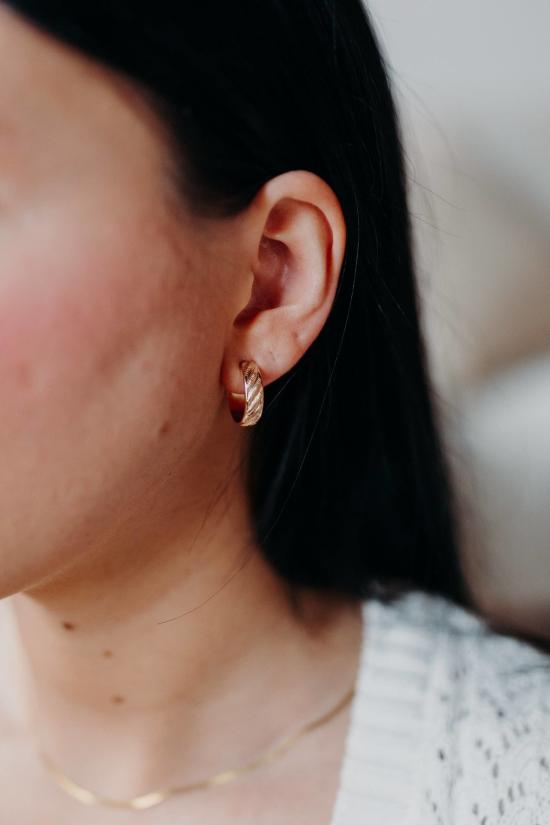  The Langley Co. 이어링 랭글리 컴퍼니 크루아상 후프 귀걸이 14k 골드 필드 - OTHER BRANDS