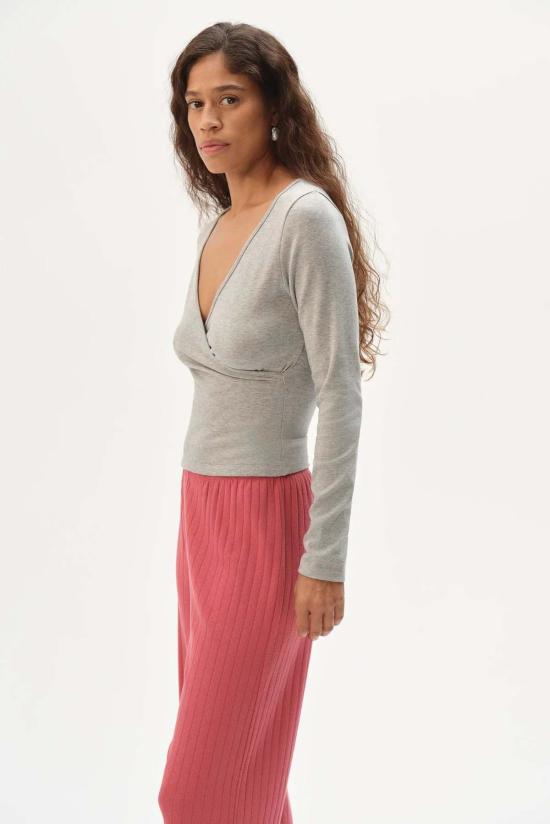  도니 긴팔 티셔츠 . 베이비 립 크로스 스트랩 긴팔 상의 헤더 그레이 - DONNI.