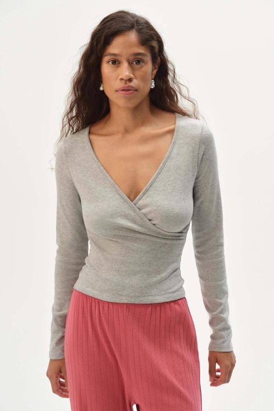  도니 긴팔 티셔츠 . 베이비 립 크로스 스트랩 긴팔 상의 헤더 그레이 - DONNI.