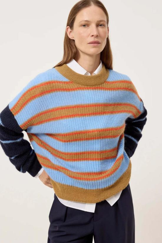  클로즈드 스웨터