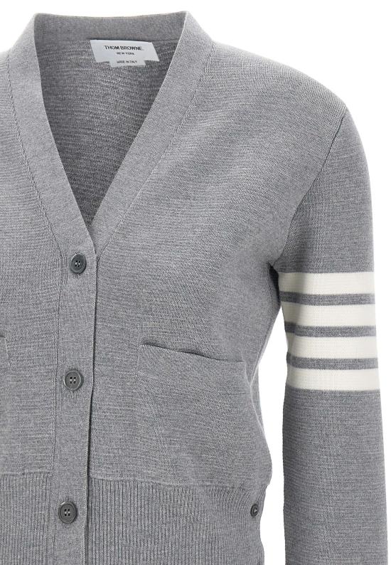 26FW 톰브라운 파인 메리노 울 4바 클래식 V넥 가디건 FKC207A 00014055 GREY - THOM BROWNE