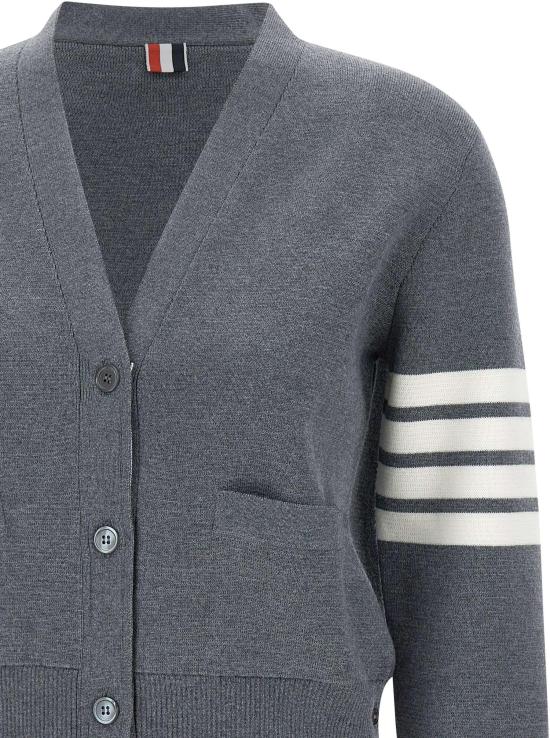 26FW 톰브라운 파인 메리노 울 4바 클래식 V넥 가디건 FKC207A00014035 DONKERGREY - THOM BROWNE