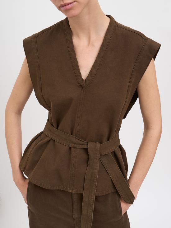 26SS 르메르 CHASUBLE 벨티드 베스트 NOT0011LD1067BR423 Brown - LEMAIRE
