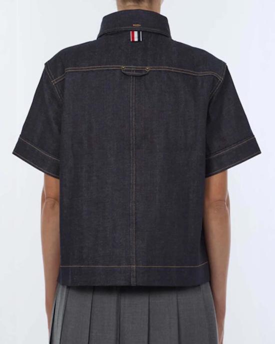  톰브라운 데님 셔츠 톰 브라운 재패니즈 셀비지 데님 버튼다운 셔츠 다크 워시 데님 - THOM BROWNE