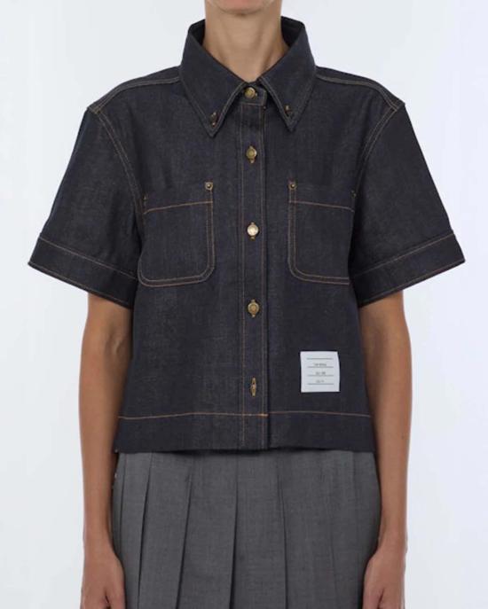  톰브라운 데님 셔츠 톰 브라운 재패니즈 셀비지 데님 버튼다운 셔츠 다크 워시 데님 - THOM BROWNE