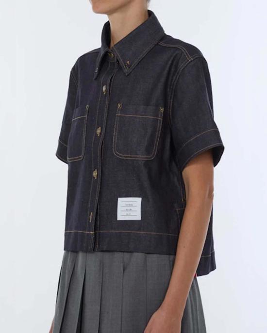  톰브라운 데님 셔츠 톰 브라운 재패니즈 셀비지 데님 버튼다운 셔츠 다크 워시 데님 - THOM BROWNE