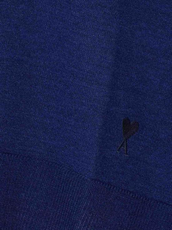 26SS 아미 씬 울 크루넥 아미 드 하트 스웨터 UKS856KN0066A021 Blue - AMI