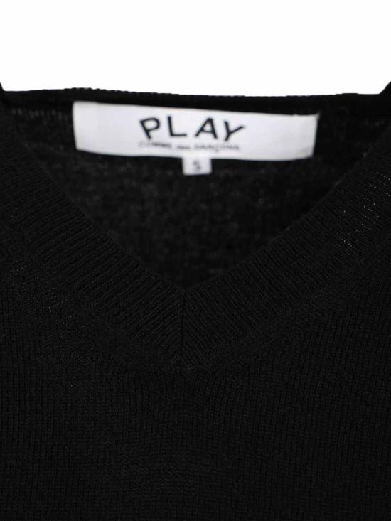 26SS 꼼데가르송 플레이 레드 하트 브이넥 스웨터 AXN0020511 Black - COMME DES GARCONS