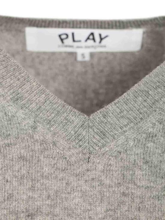26SS 꼼데가르송 플레이 블랙 하트 브이넥 스웨터 AXN0180512 Grey - COMME DES GARCONS