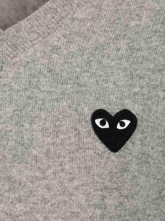 26SS 꼼데가르송 플레이 블랙 하트 브이넥 스웨터 AXN0180512 Grey - COMME DES GARCONS