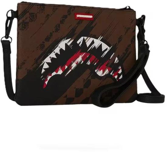 26SS 스프레이그라운드 클러치/파우치 910B8969NSZ BROWN - SPRAYGROUND