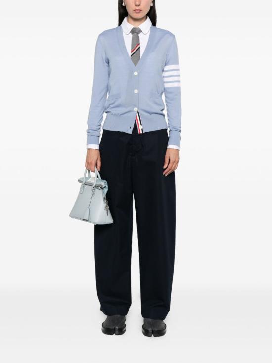 26FW 톰브라운 파인 메리노 울 4바 릴렉스 핏 가디건 FKC334A Y1014482 LIGHT BLUE - THOM BROWNE