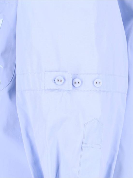 톰브라운 솔리드 포플린 크레스트 엠브로이더리 암밴드 슈퍼사이즈 셔츠 FLL079E F1004480 Blue - THOM BROWNE