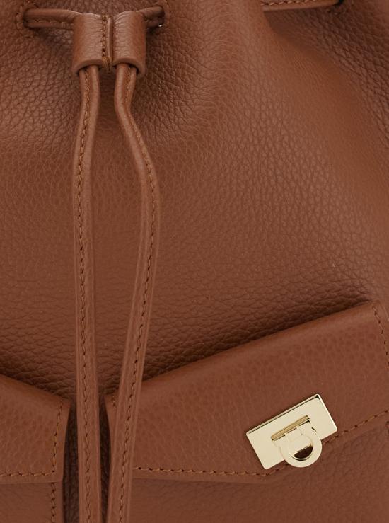 26FW 살바토레 페라가모 허그 멀티포켓 버킷백 2209150785879 Brown - SALVATORE FERRAGAMO