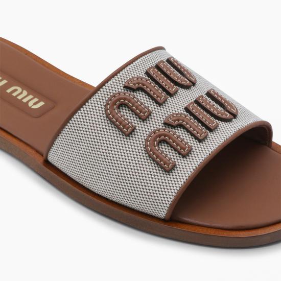 26SS 미우미우 캔버스 및 가죽 슬라이드 5XX644F005 Q1DF062F NATURALE BRANDY - MIU MIU
