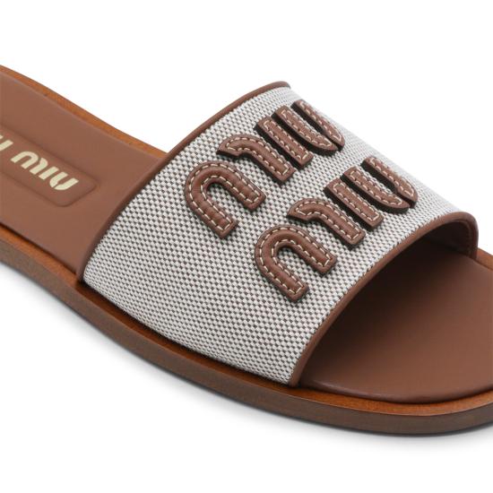 26SS 미우미우 캔버스 및 가죽 슬라이드 5XX644F005 Q1DF062F NATURALE BRANDY - MIU MIU