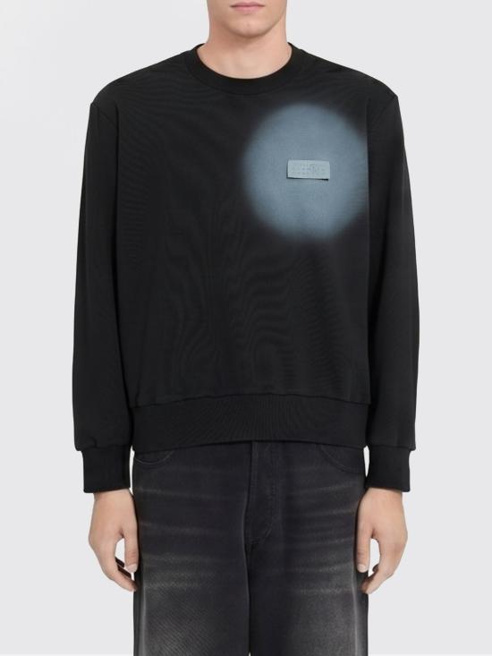 26SS MM6 메종마르지엘라 스프레이 프린트 스웨트셔츠 SH0GU0037M25013900 900 Black