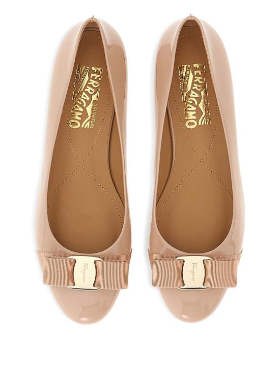 26SS 살바토레 페라가모 플랫 슈즈 01J070 7820381C AMARETTO BISCOTTO - SALVATORE FERRAGAMO