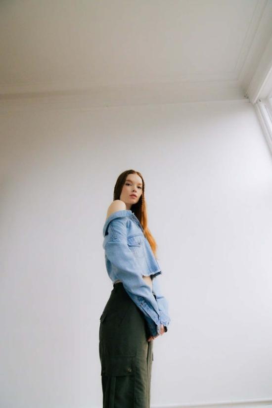  SAB STUDIO 데님 자켓 Sab Studio 오프숄더 데님 재킷과 레이어드 탱크탑 - SAB STUDIO