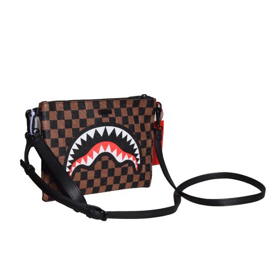 26SS 스프레이그라운드 클러치/파우치 910B8239NSZ SCACCHIMARRONE Nero marrone - SPRAYGROUND