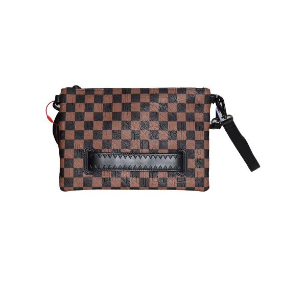 26SS 스프레이그라운드 클러치/파우치 910B8239NSZ SCACCHIMARRONE Nero marrone - SPRAYGROUND