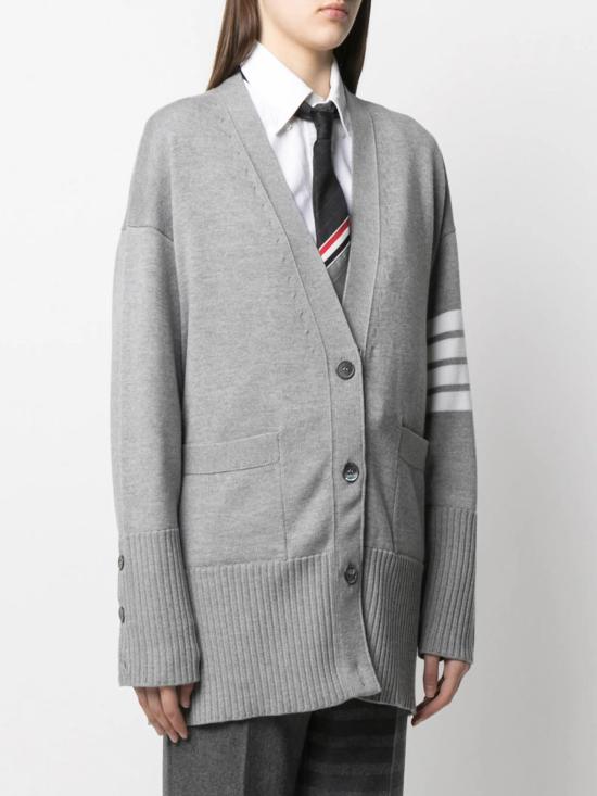 26FW 톰브라운 파인 메리노 울 4바 이그제저레이트 핏 브이넥 가디건 FKC402AY1002 055 LT GREY - THOM BROWNE