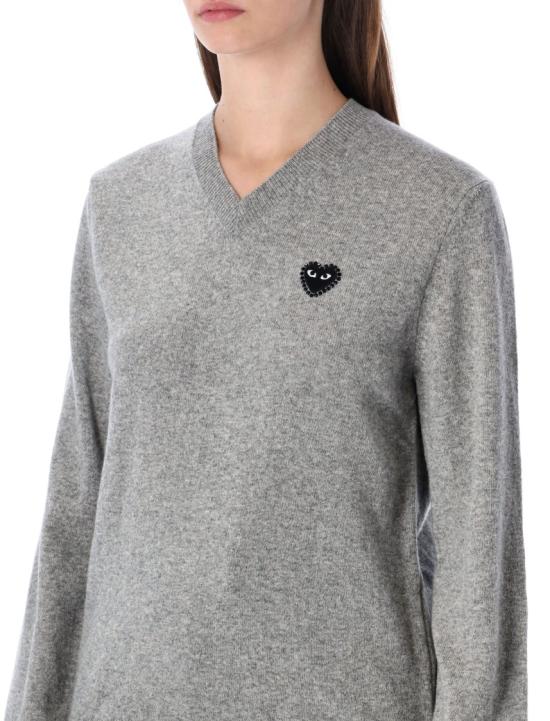 25FW 꼼데가르송 플레이 블랙 하트 x 라인스톤 브이넥 스웨터 AX N804 0512 Grey - COMME DES GARCONS