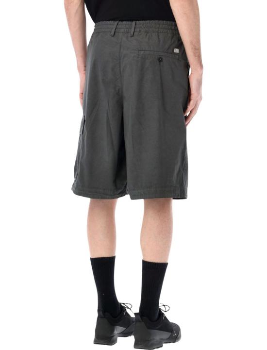 26SS 씨피 컴퍼니 스트레치 사틴 카고 렌즈 쇼츠 20CMBE127A110325G921 Grey - C.P. COMPANY