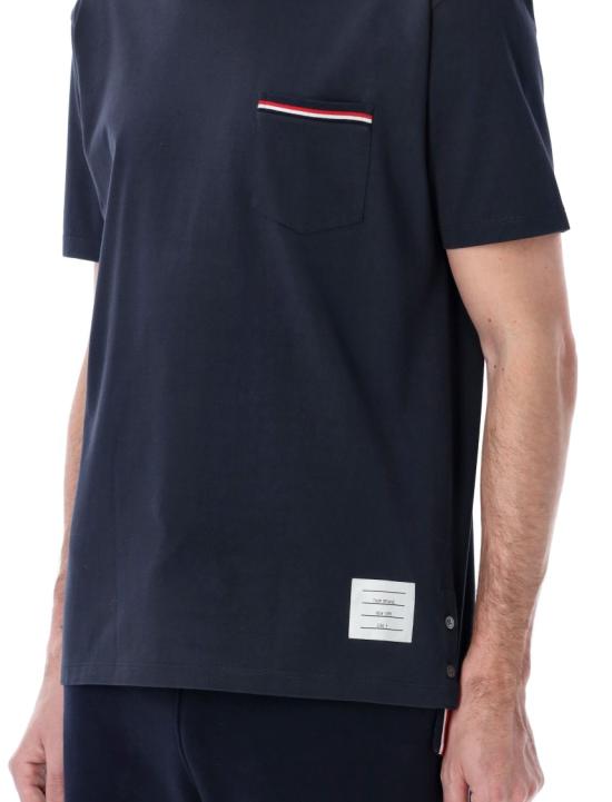 26SS 톰브라운 미디움 웨이트 저지 팁 포켓 크루넥 티셔츠 MJS010A01454415 Blue - THOM BROWNE