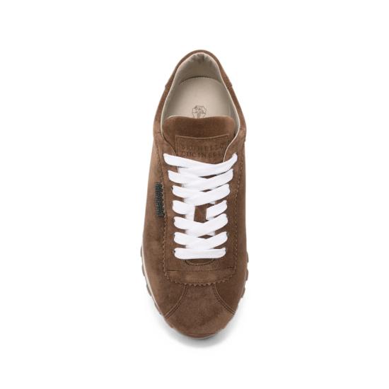 26FW 브루넬로 쿠치넬리 샤이니 탭 디테일 스웨이드 러닝 스니커즈 MZSFG2110 C9773 BROWN - BRUNELLO CUCINELLI