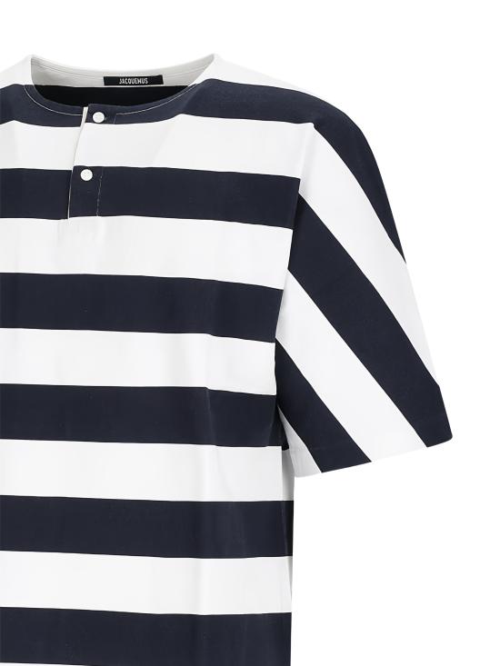 26SS 자크뮈스 폴로 티셔츠 26ETSM00581AJ00 3FR PRINTVERTI - JACQUEMUS